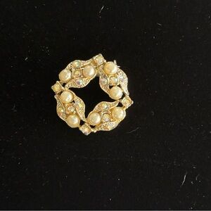 Gold-Tone Wreath Brooch with Cream Pearls and Aurora Crystals